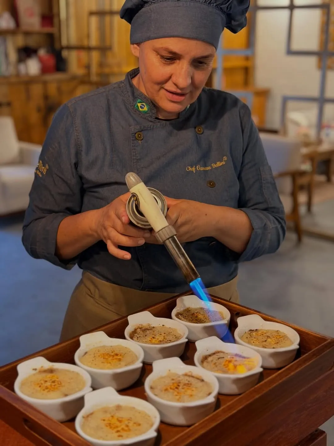 Chef Vanessa Bellini finalizando um crème brûlée com maçarico