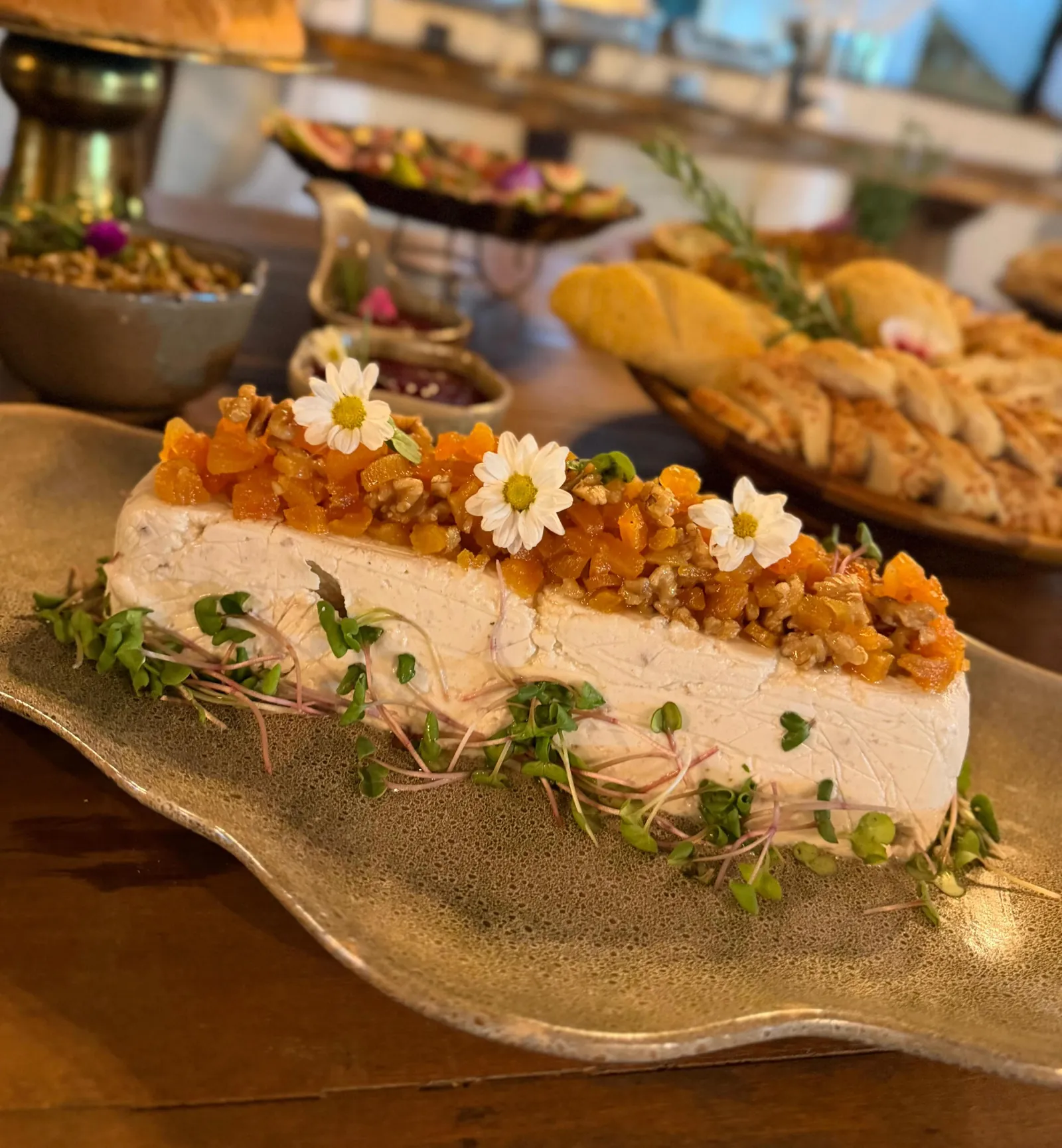 Terrine autoral com damascos, nozes e flores comestíveis